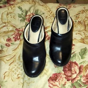 FRYE BLACK PLATFORM CLOG 7.5M
